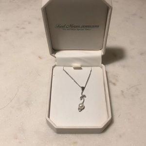 Necklace with pearl pendant